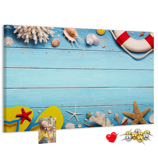 Kurkbord met zomerse strandstijl voorzien van schelpen en zand