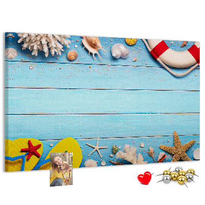 Kurkbord met zomerse strandstijl voorzien van schelpen en zand