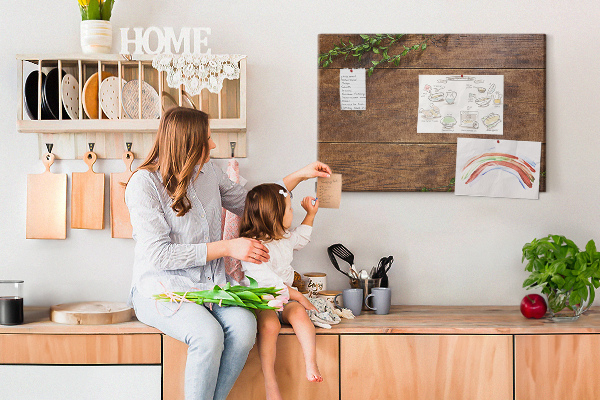 Prikbord natuurlijk hout met groene takken