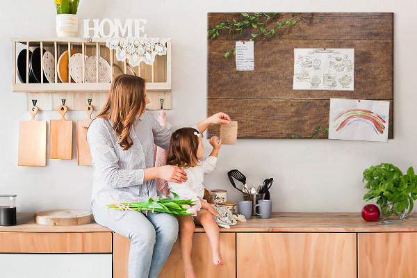Prikbord natuurlijk hout met groene takken