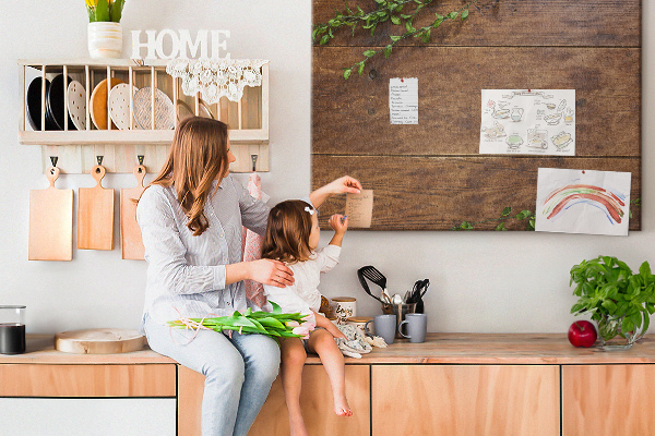 Prikbord natuurlijk hout met groene takken