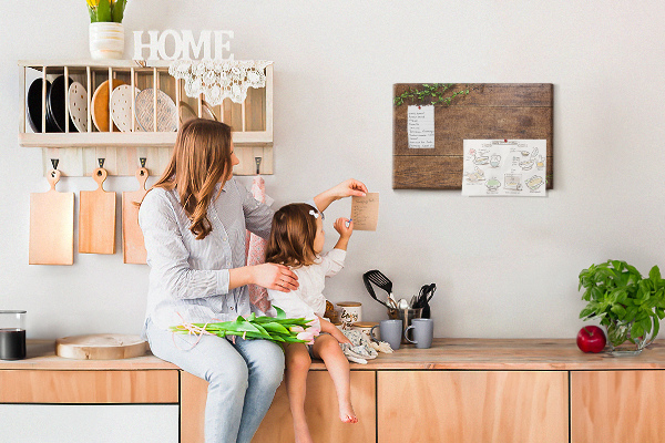 Prikbord natuurlijk hout met groene takken