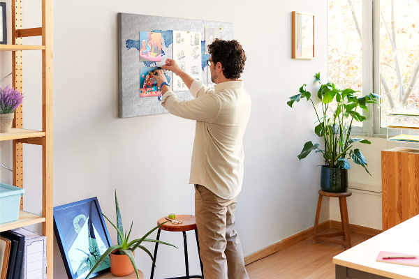 Wereldkaart van blauwe aquarelverf kurkbord