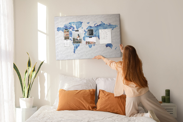Wereldkaart van blauwe aquarelverf kurkbord