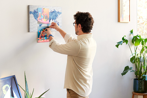 Wereldkaart van blauwe aquarelverf kurkbord