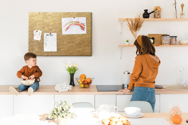 Kurk prikbord met een gouden textuur in een minimalistische stijl