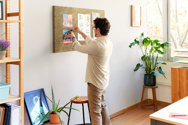 Kurk prikbord met een gouden textuur in een minimalistische stijl