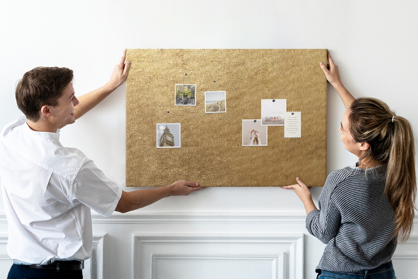 Kurk prikbord met een gouden textuur in een minimalistische stijl