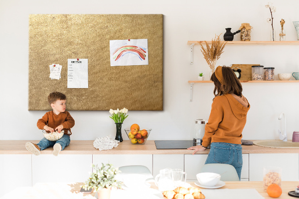 Kurk prikbord met een gouden textuur in een minimalistische stijl