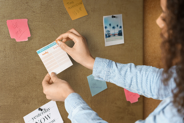 Kurk prikbord met een gouden textuur in een minimalistische stijl