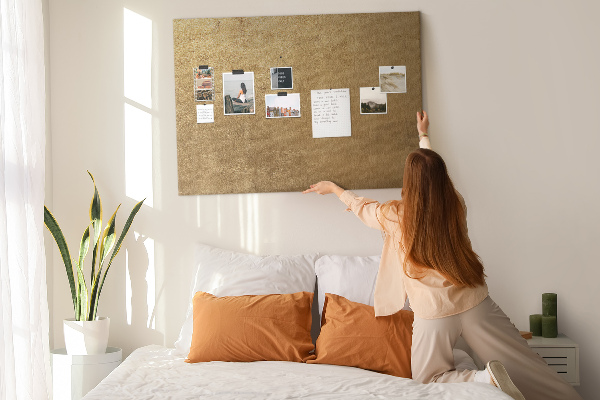 Kurk prikbord met een gouden textuur in een minimalistische stijl