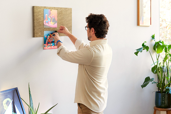 Kurk prikbord met een gouden textuur in een minimalistische stijl