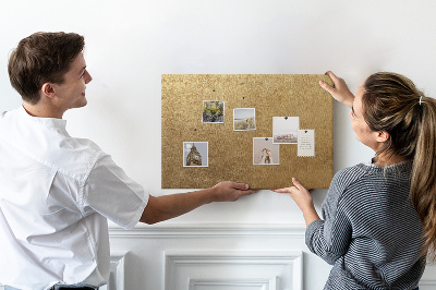 Kurk prikbord met een gouden textuur in een minimalistische stijl