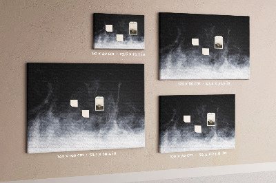 Prikbord sensuele dans van mist op een zwarte achtergrond