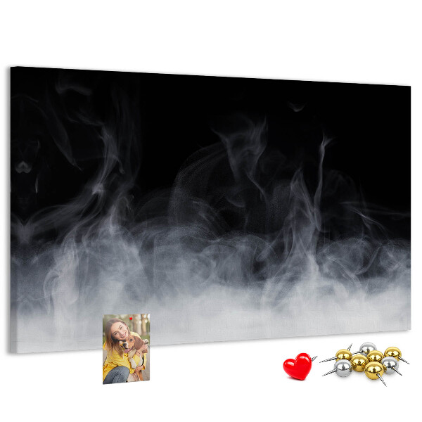 Prikbord sensuele dans van mist op een zwarte achtergrond