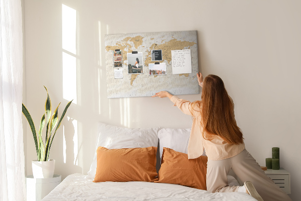 Kurkbord wereldkaart met locatieaanduidingen