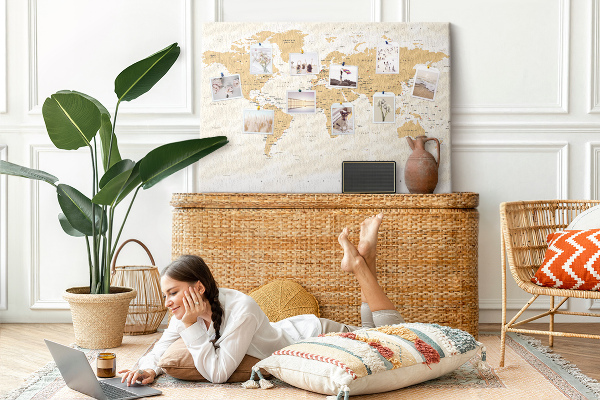 Kurkbord wereldkaart met locatieaanduidingen