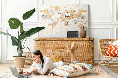 Kurkbord wereldkaart met locatieaanduidingen