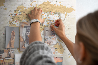 Kurkbord wereldkaart met locatieaanduidingen