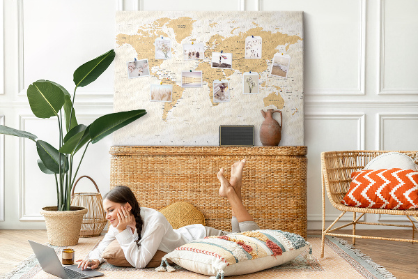 Kurkbord wereldkaart met locatieaanduidingen