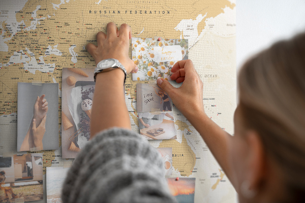 Kurkbord wereldkaart met locatieaanduidingen