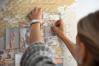 Kurkbord wereldkaart met locatieaanduidingen