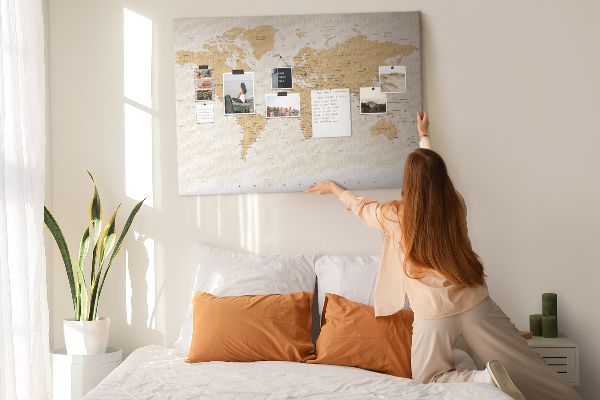 Kurkbord wereldkaart met locatieaanduidingen