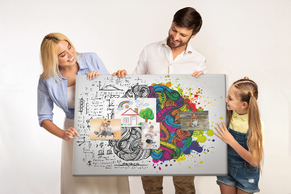Kurk prikbord met hersenen en creativiteit in kleurrijke harmonie