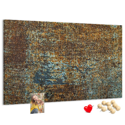 Prikbord met roestig oppervlak en blauwe accenten