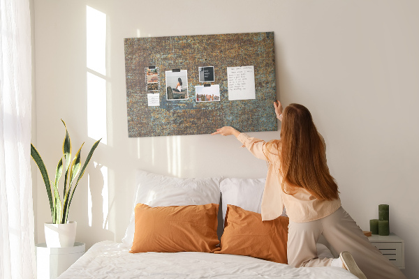 Prikbord met roestig oppervlak en blauwe accenten