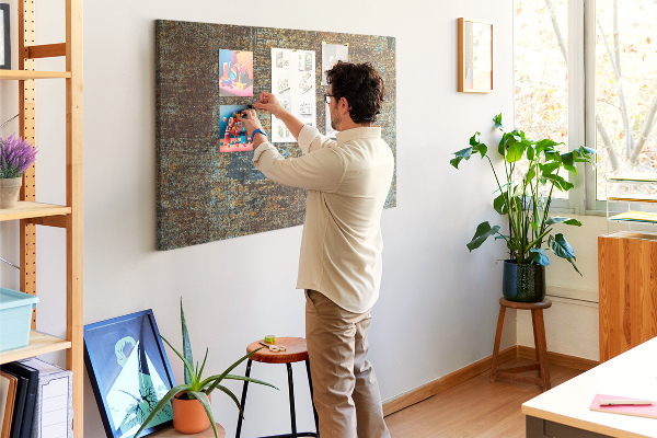 Prikbord met roestig oppervlak en blauwe accenten