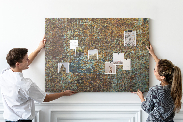 Prikbord met roestig oppervlak en blauwe accenten