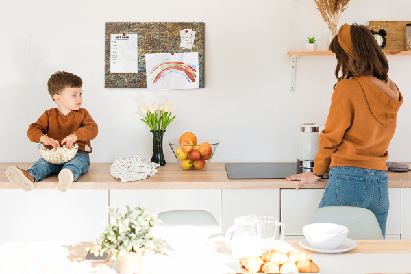 Prikbord met roestig oppervlak en blauwe accenten