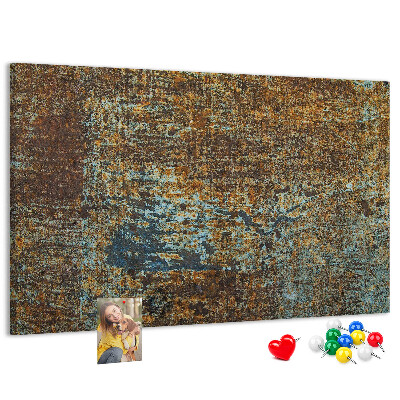 Prikbord met roestig oppervlak en blauwe accenten