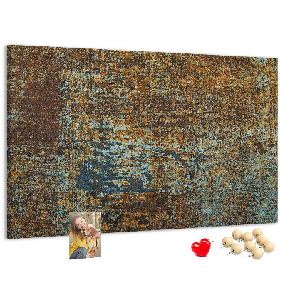 Prikbord met roestig oppervlak en blauwe accenten
