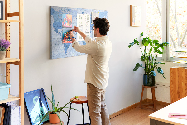 Prikbord wereldkaart in verschillende blauwtinten