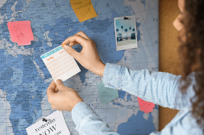 Prikbord wereldkaart in verschillende blauwtinten