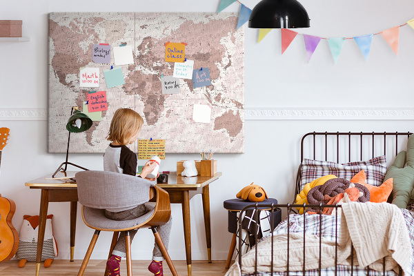 Kurkbord wereldkaart in verschillende tinten roze