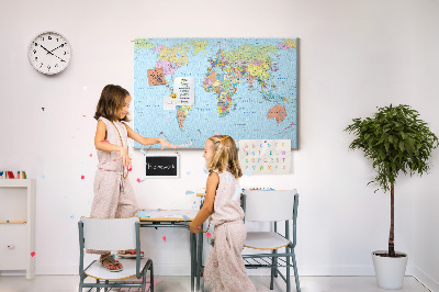Kurkbord wereldkaart met gekleurde continenten