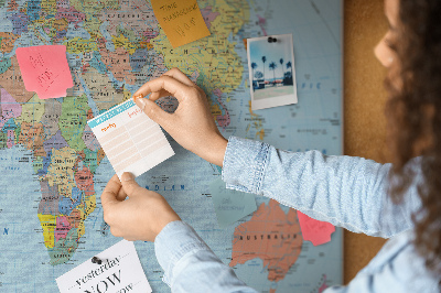 Kurkbord wereldkaart met gekleurde continenten