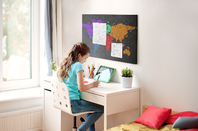 Prikbord wereldkaart in kleur op een donkere achtergrond
