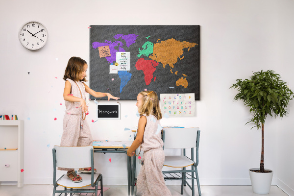 Prikbord wereldkaart in kleur op een donkere achtergrond