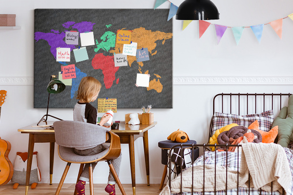 Prikbord wereldkaart in kleur op een donkere achtergrond