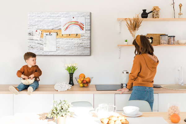 Kurkbord familieherinneringen op een houten achtergrond