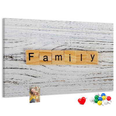Kurkbord familieherinneringen op een houten achtergrond