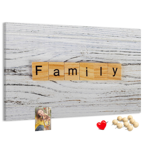 Kurkbord familieherinneringen op een houten achtergrond