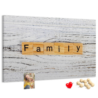 Kurkbord familieherinneringen op een houten achtergrond