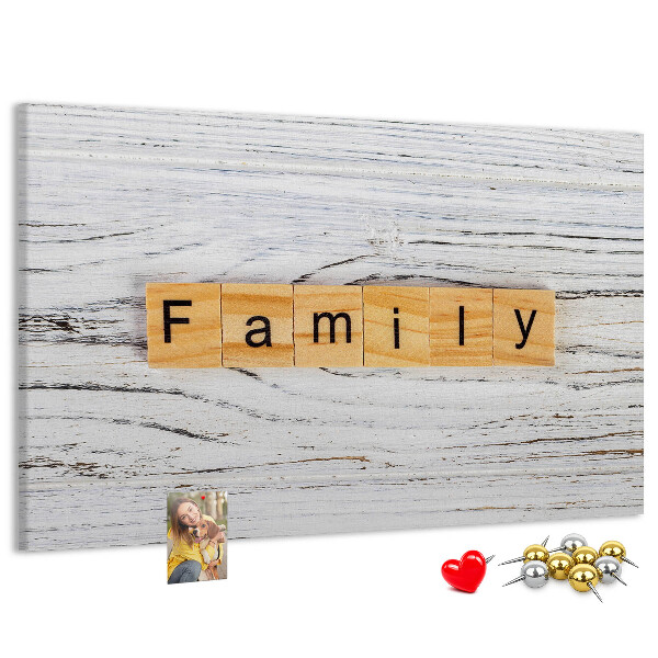 Kurkbord familieherinneringen op een houten achtergrond