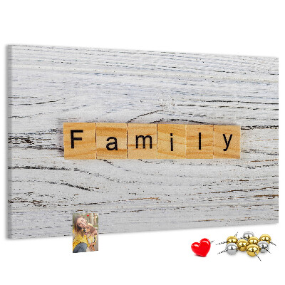 Kurkbord familieherinneringen op een houten achtergrond