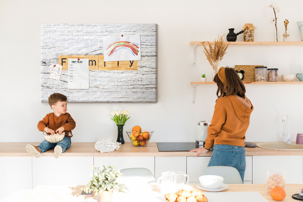 Kurkbord familieherinneringen op een houten achtergrond